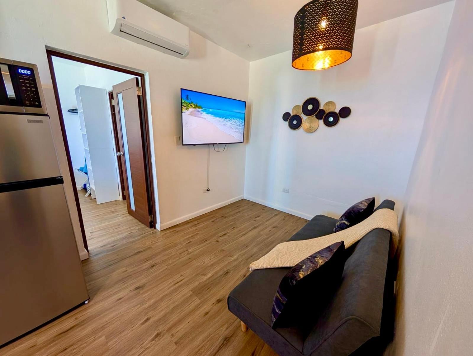 Modern Oceanfront Apartment *