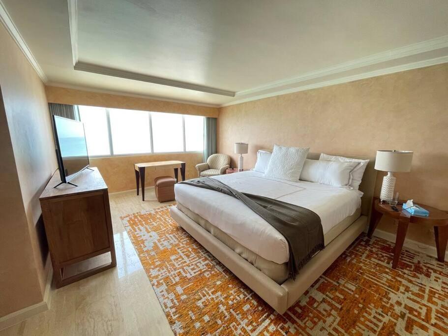 Apartment The Penthouse Sju 6bdr+6.5ba Sleep 20 Million$view *
