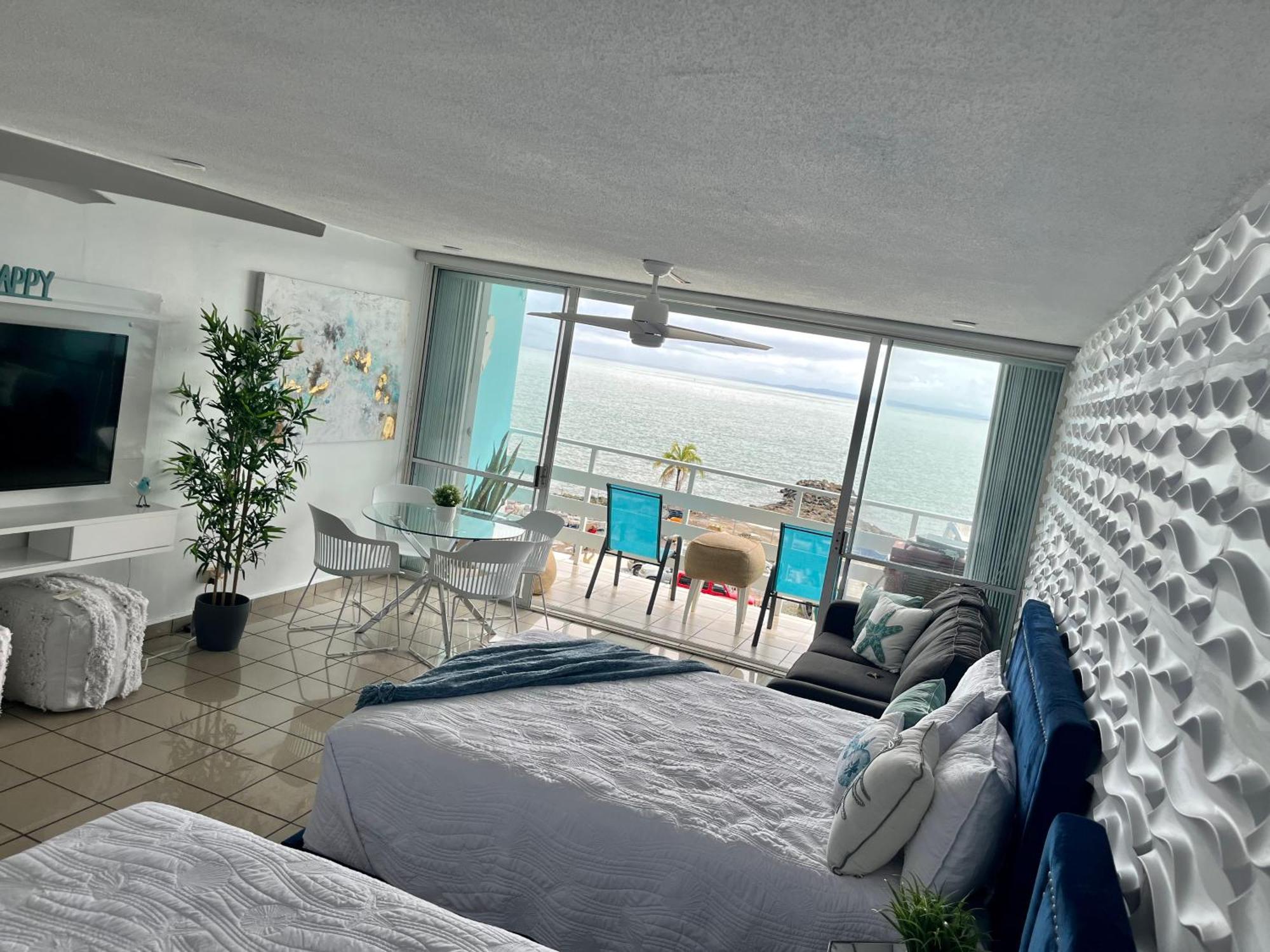 Beautiful Ocean Blue Oceanfront Apartment *
