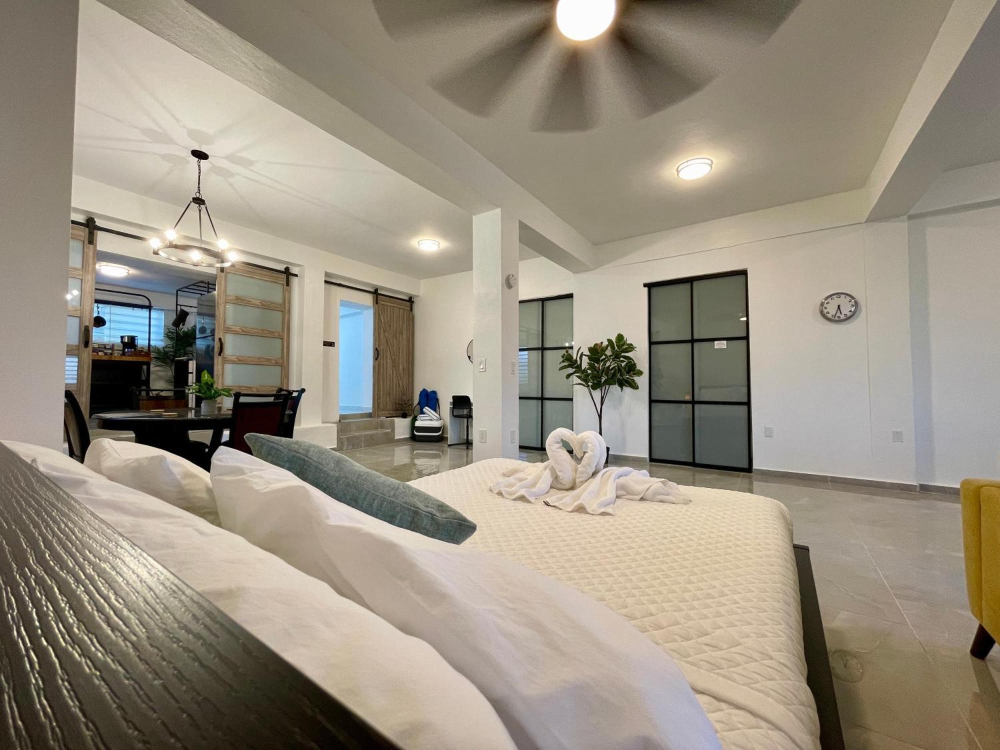 Mont Offering A Loft And 3 Bedroom Steps From The Ferry Apartment
